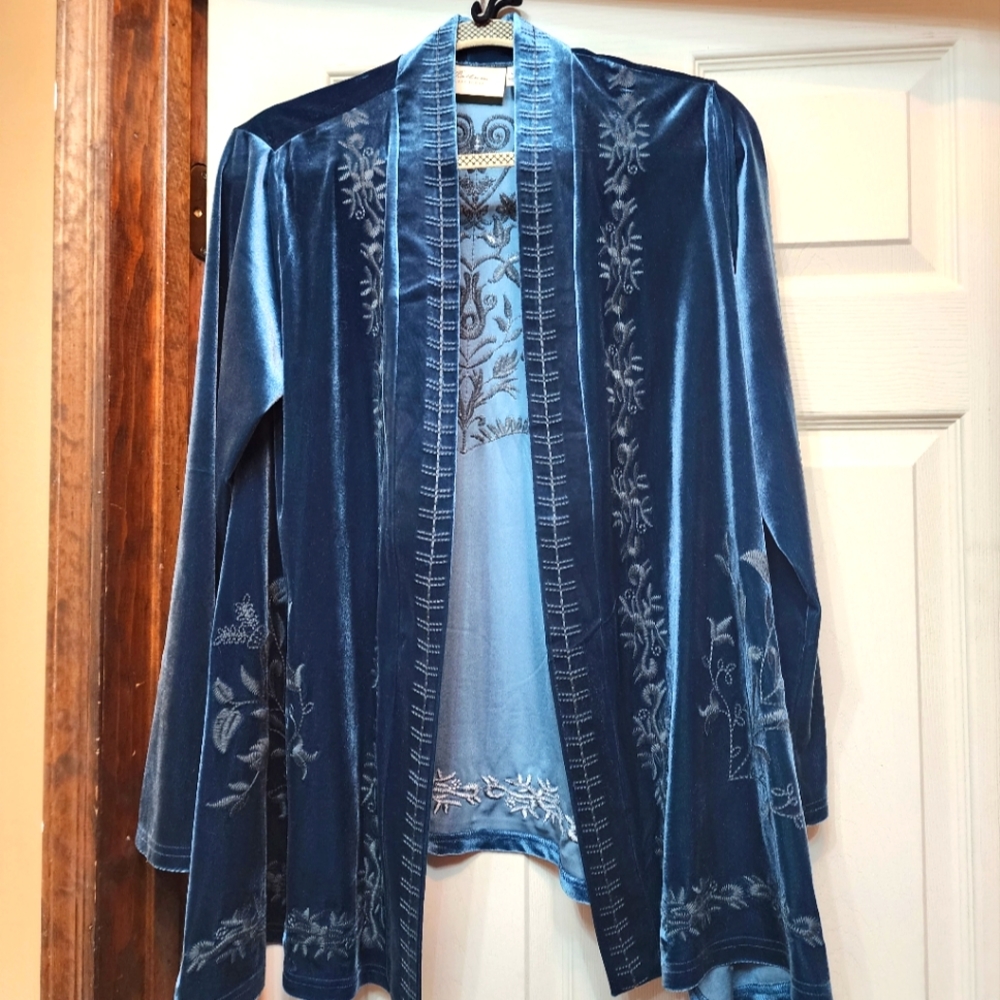 Teal velvet cardigan. Long sleeves with embroidery detail and on back. Size M
